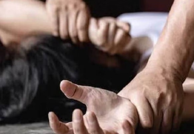 मध्य प्रदेश के जबलपुर में घर में सो रही युवती से रेप का प्रयास, विरोध करने पर खिलाया जहर, मौत