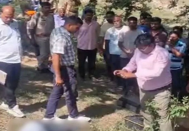 Balrampur News: राधा कृष्ण मंदिर के पुजारी की गोली मारकर हत्या, पुलिस छानबीन में जुटी