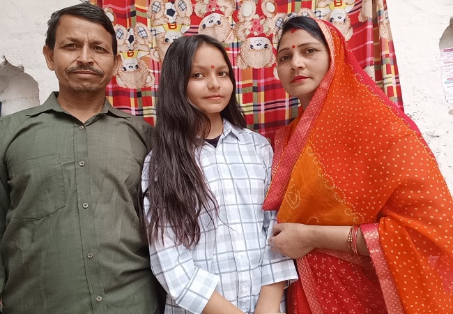 मेधावी छात्रा गरिमा सिंह ने 84.50 फीसदी अंकों के साथ हाई स्कूल परीक्षा में बालिका वर्ग में कॉलेज टॉपर बनीं