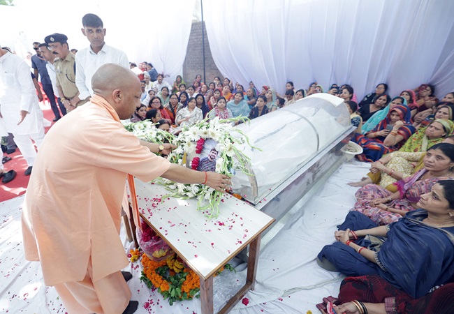CM योगी ने शुभम द्विवेदी के घर पहुंचकर दी श्रद्धांजलि, बोले- धर्म पूछकर बहन-बेटियों का सिंदूर को उजाड़ा जाना कतई स्वीकार्य नहीं