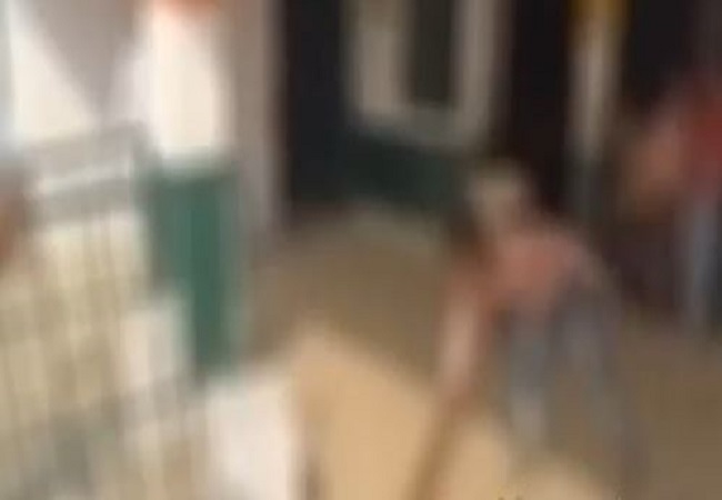Viral video: अमरोहा में सफाईकर्मी नदारद, बच्चे लगा रहे स्कूल में झाड़ू