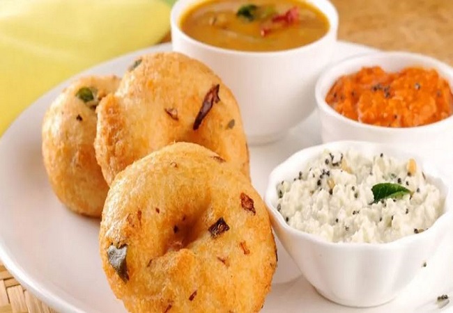 Coconut Chutney Recipe with Sambar Vada: आज लंच में ट्राई करें साउथ इंडियन डिश, सांभर वड़ा के साथ नारियल चटनी बनाने का तरीका