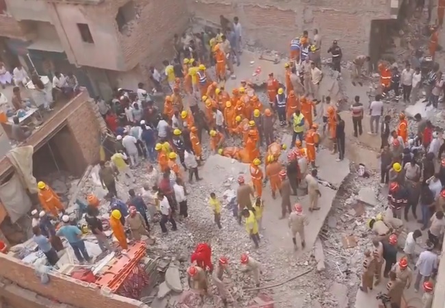 Delhi Building Collapsed: दिल्ली के मुस्तफाबाद में भरभराकर गिरी चार मंजिला इमारत; 4 की मौत, 12 लोगों के फंसे होने की आशंका