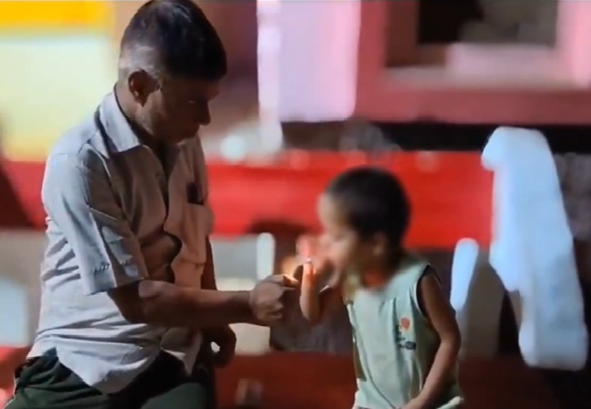 Video: चार साल के बच्चे को ‘डॉक्टर साहब’ ने पिलाई सिगरेट, डिप्टी CM ब्रजेश पाठक ने FIR के दिये आदेश