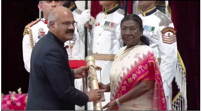 Padma Awards 2025 : राष्ट्रपति द्रौपदी मुर्मू नेदेश की इन विभूतियों को पद्म पुरस्कार से किया सम्मानित
