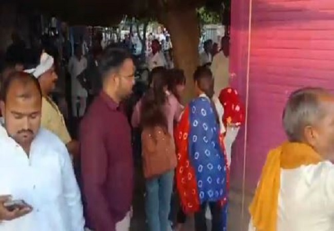 Viral video: मोमोज को लेकर भिड़ गई लड़कियां, जमकर हुई मारपीट, वायरल हो रहा है वीडियो
