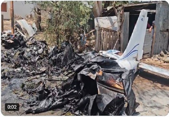 Plane Crash Video : गुजरात विमान दुर्घटना में पायलट की मौत, एयरक्राफ्ट के उड़े परखच्चे