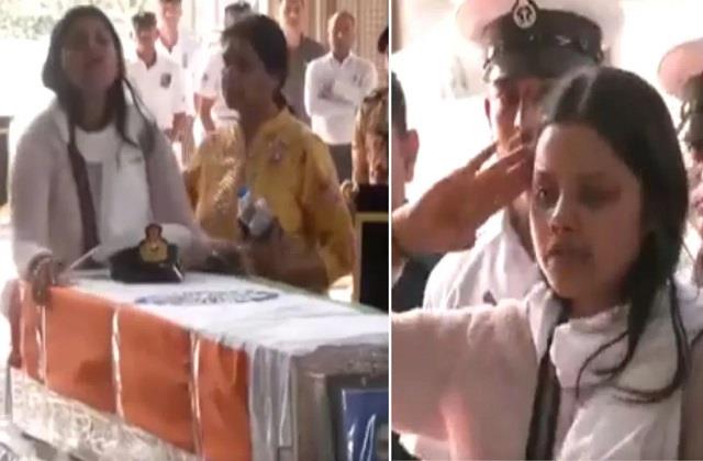 Video-पति लेफ्टिनेंट विनय के ताबूत से लिपटकर हिमांशी बार-बार एक ही सवाल पूछ रही थी, मैं अब कैसे जिऊंगी?