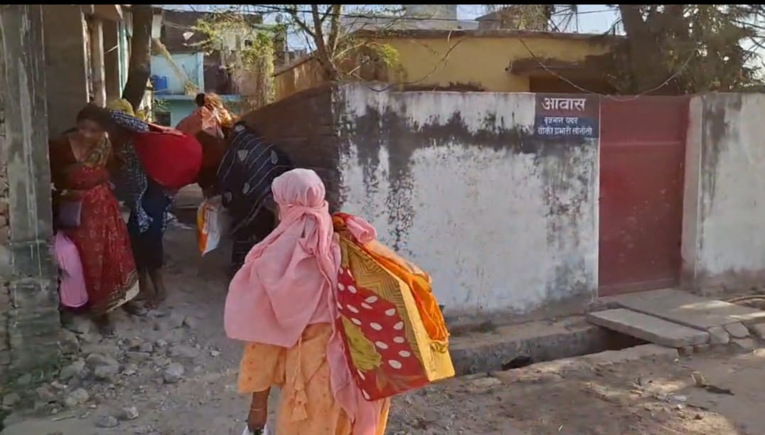 सोनौली पुलिस चौकी के बगल से हो रही तस्करी