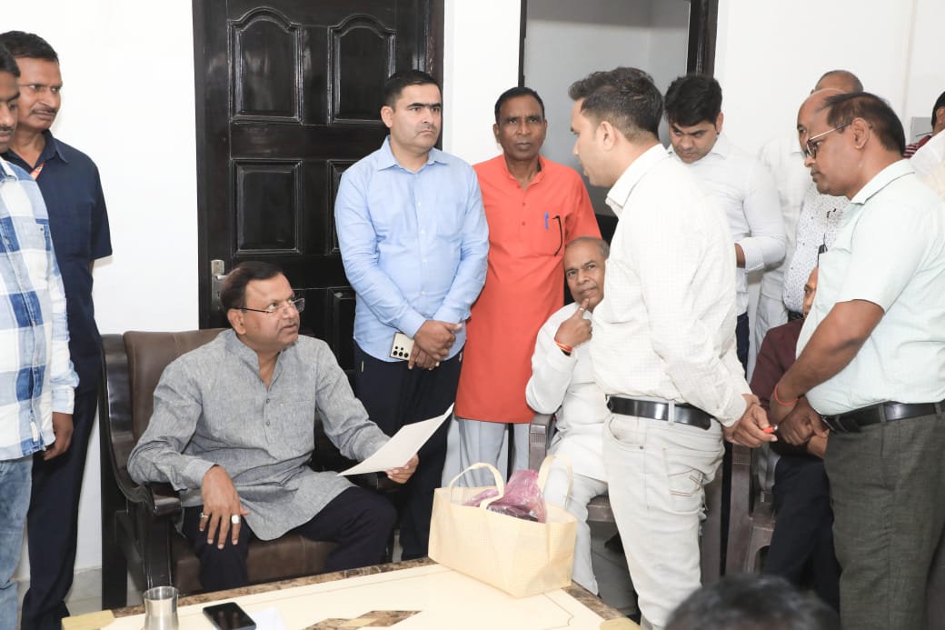 Maharajganj:जनता दरबार लगाकर केन्द्रीय मंत्री ने सुनी समस्या 