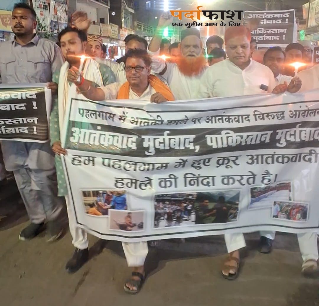 सोनौली मदरसे से आतंकवाद के खिलाफ निकला भावपूर्ण कैंडल मार्च,शहीद पर्यटकों को दी श्रद्धांजलि