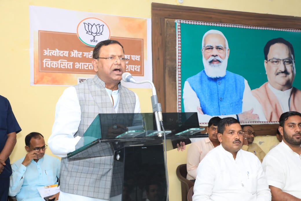 Maharajganj-केन्द्रीय मंत्री ने एक राष्ट्र,एक चुनाव पर अधिवक्ताओं संग किया संवाद 