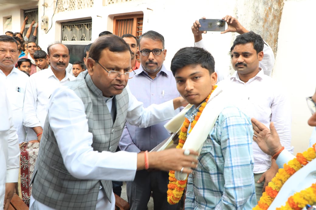 अभिषेक मद्धेशिया ने बोर्ड परीक्षा में जिले और मंडल में पाया प्रथम स्थान,केंद्रीय मंत्री पंकज चौधरी ने किया सम्मानित