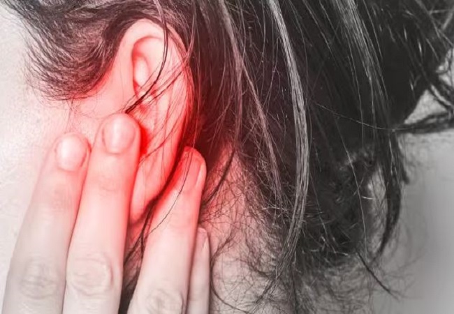 If water or an insect enters your ear: नहाते समय या स्वीमिंग के दौरान अचानक कान में चला जाएं पानी, तो एक्सपर्ट से जानें क्या करना है उपाय