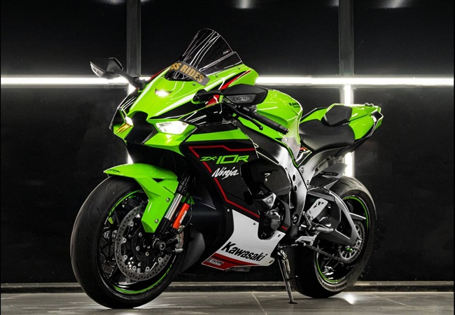 Kawasaki Ninja ZX-10R स्पोर्टबाइक हुई सस्ती! कंपनी सीमित समय के लिए दे रही बंपर ऑफर
