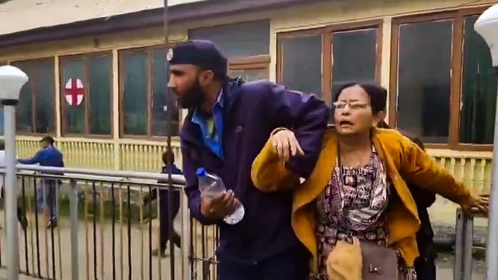Pahalgam Terror Attack : धर्म पूछ-पूछकर आतंकियों ने मारी गोली, बिलखती पत्नी की बात सुन दहल जाएगा दिल