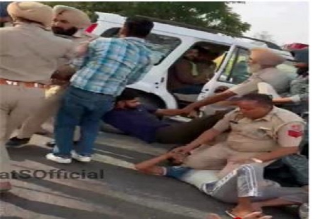 प्रदर्शनकारी ‘शिक्षक’ के सीने पर चढ़ा पुलिसकर्मी, कांग्रेस बोली-दुनिया ने जो अमेरिका में देखा वही अब हो रहा है पंजाब में