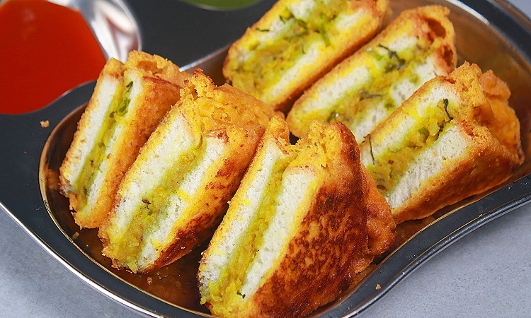 Potato Stuffed Bread Pakora Recipe: आज ब्रेकफास्ट में ट्राई करें आलू स्टफ ब्रेड पकोड़ा की रेसिपी