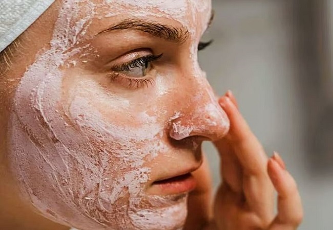 Sensitive skin care: सेंसिटिव स्किन वालों को भूलकर भी नहीं लगाना चाहिए ये चीजें, डैमेज हो सकती है स्किन