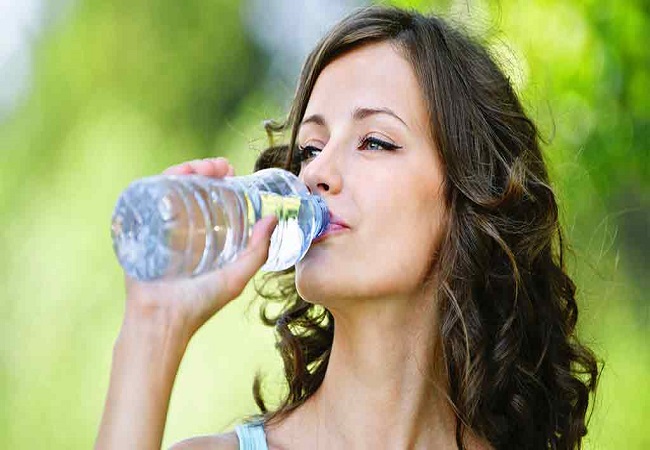 Side Effects of Drinking Water in Plastic Bottles: रंग बिंरगी अच्छी दिखने वाली फ्रिज में लगी इन प्लास्टिक की बोतलों में पानी पीना सेहत के लिए होता है खतरनाक