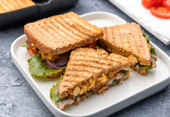 Street Style Mumbai Sandwich: आज ब्रेकफास्ट में ट्राई करें स्ट्रीट स्टाइल मुंबई सैंडविच की रेसिपी