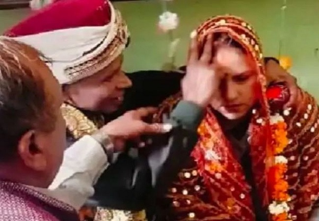 जिंदगी का अकेलापन दूर करने के लिए 62 साल के शख्स ने जिस महिला से की शादी, दूसरे दिन ही कैश और ज्वैलरी लेकर हुई फरार