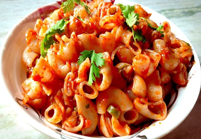 Tomato Macroni: सुबह बच्चों को स्कूल में हो रही हो देरी तो मिनटों में तैयार होगी टोमेटो मैक्रोनी, ये है इसकी रेसिपी