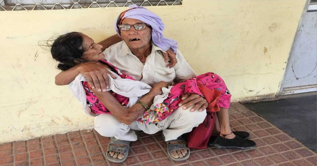 Video Viral : यूपी की बदहाल स्वास्थ्य व्यवस्था का ये है हाल, बुजुर्ग पति को नहीं मिला स्ट्रेचर तो गोद में लेकर बैठा पत्नी को