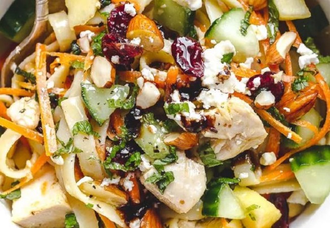 Veg Salad Recipe: गर्मियों में खाना खाने के बावजूद कुछ न कुछ खाने का करता रहा है मन तो ट्राई करें हेल्दी वेज सलाद