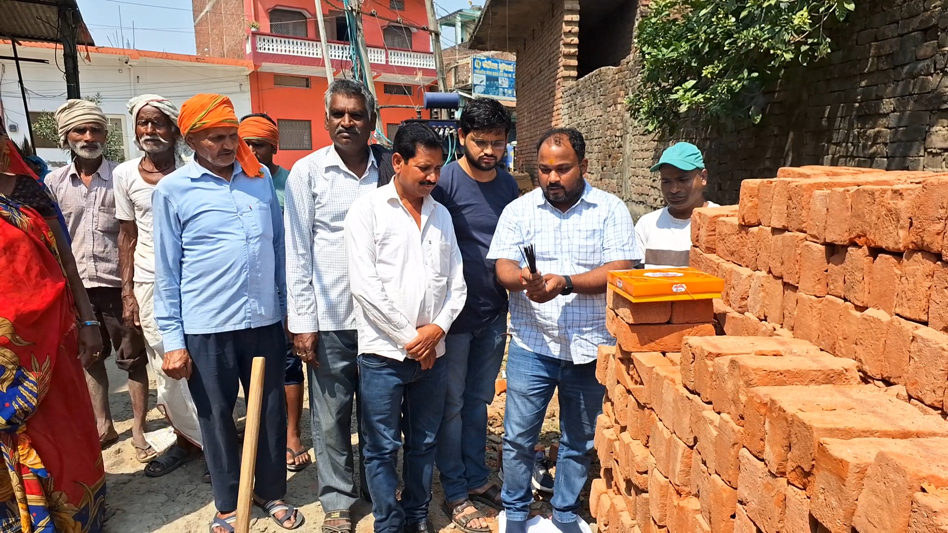 20 वर्षों से जर्जर सड़क का शुरू हुआ निर्माण,लोगों में हर्ष, विधायक को दी बधाई