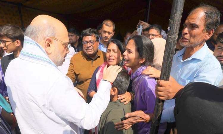 गृहमंत्री से मिलते ही फफक-फफक कर रोने लगे परिजन, अमित शाह बोले-आतंकियों को बख्शा नहीं जाएगा