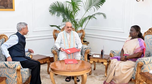 Pahalgam Terror Attack: सर्वदलीय बैठक से पहले राष्ट्रपति द्रौपदी मुर्मू से मिले अमित शाह और जयशंकर प्रसाद, मुलाकात को माना जा रहा अहम