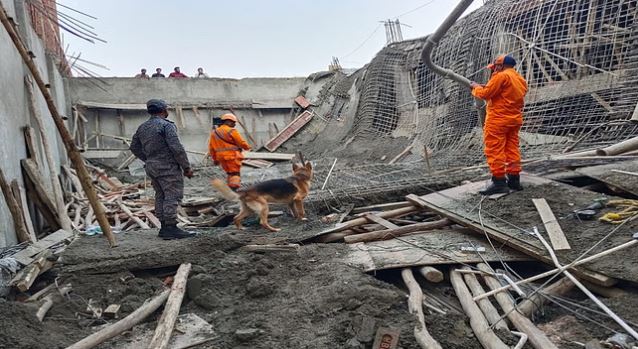 गाजियाबाद में निर्माणाधीन फैक्टरी का लेंटर गिरा, मलवे में दबे मजदूरों को निकाला जा रहा बाहर