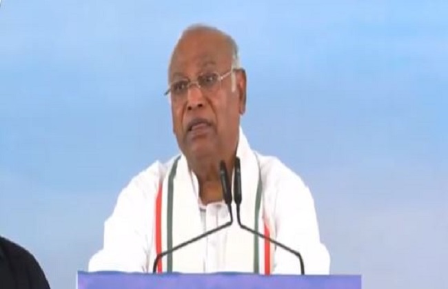 राहुल गांधी जम्मू-कश्मीर जाकर पहलगाम हमले के घायलों से मुलाकात की लेकिन मोदी जी न तो सर्वदलीय बैठक में पहुंचे और न ही कश्मीर गए : खरगे