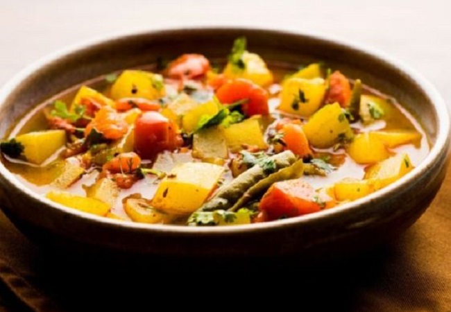 Lauki Tamatar ki Sabji: गर्मी में कुछ सादा और सिंपल खाना चाहते हैं तो ट्राई करें लौकी टमाटर की सब्जी