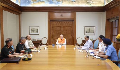 पीएम आवास पर हाई लेवल मीटिंग, राजनाथ सिंह-अजीत डोभाल के साथ तीनों सेनाओं के प्रमुख भी मौजूद