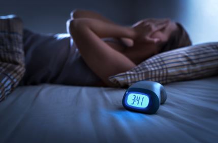sleep disruption problem : रात में तीन चार बार नींद क्यों टूटती है? हो सकती हैं ये बड़ी वजहें