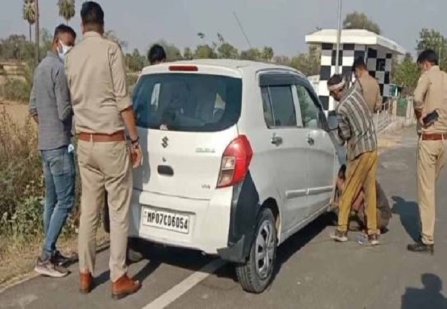 Jhansi News: खजुराहो रोड के पास कार में युवक का शव मिलने से हड़कंप, अंदर से थी लॉक कार