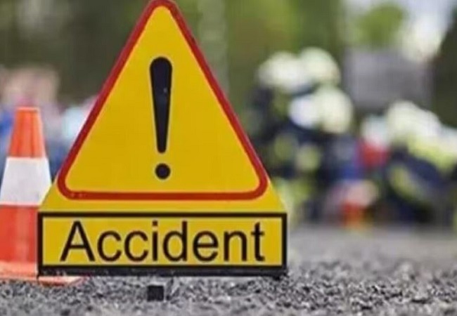 Accident: संभल में वैन ने ट्रक में पीछे से मारी टक्कर, हादसे में दो बच्चों की दर्दनाक मौत