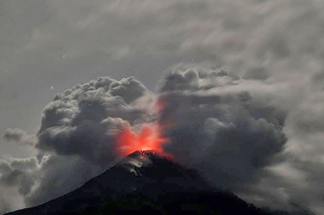Indonesia : माउंट लेवोटोबी volcano में विस्फोट, निवासियों और विमानों के ल‍िए चेतावनी जारी