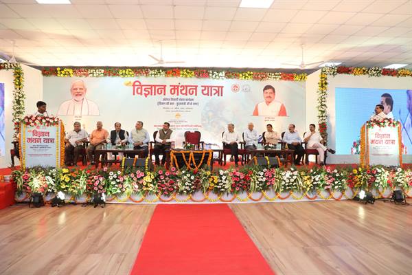 मुख्यमंत्री ने निभाई शिक्षक की भूमिका और भावी वैज्ञानिकों से किया संवाद