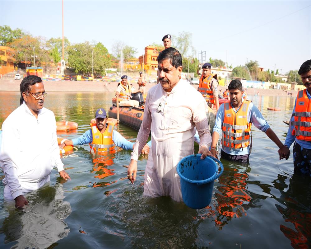 सीएम ने लगाई शिप्रा में लगाई डुबकी, सफाई के लिए श्रमदान भी किया