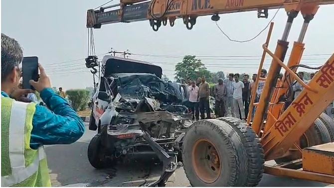 Aligarh Road Accident : कैंटर में घुसी पुलिस वैन, एक दरोगा-तीन कांस्टेबल और एक कैदी की मौत, एक पुलिसकर्मी घायल