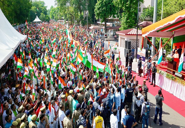 BJP Tiranga Yatra : सीएम योगी दहाड़े, कहा- भारत की तरफ जो उठाएगा अंगुली, उसके जनाजे में कोई नहीं मिलेगा रोने वाला