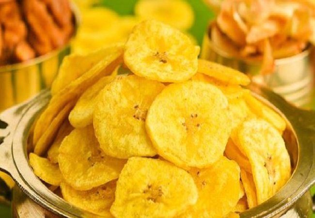 Banana Chips: दोपहर में बैठे बैठे या टीवी देखते देखते होने लगी है कुछ खाने की इच्छा, तो हल्की फुल्की क्रेविंग को शांत करने के लिए घर में ऐसे बनाएं केले के चिप्स