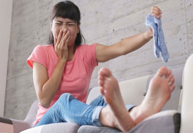 Foot Sweat Odor Problem: पैरों में पसीने की वजह से आने लगती हैं गंदी बद्बू, तो छुटकारा पाने के लिए फॉलो करें ये टिप्स