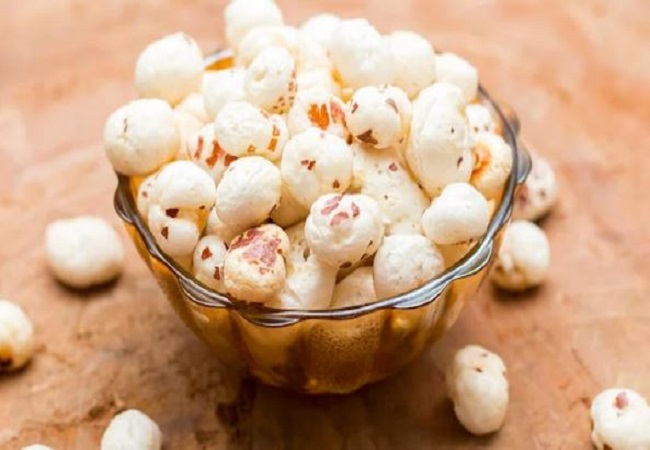 Benefits of eating soaked makhana: रात में एक मुठ्ठी मखाना को भिगोकर अगले दिन सुबह खाली पेट कर लें इसका सेवन, कुछ ही दिन में दिखने लगेगा फर्क