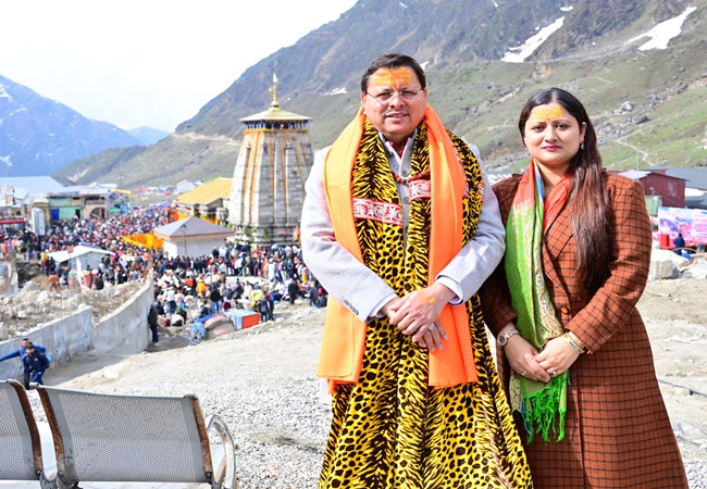 केदारनाथ धाम के कपाट खुलते ही दर्शन के लिए पहुंचे CM पुष्कर सिंह धामी, श्रद्धालुओं को परोसा भंडारा