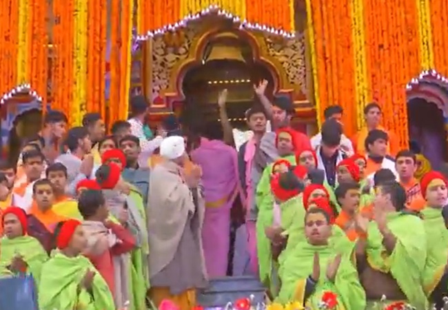 Video: विधि-विधान के साथ खुले बद्रीनाथ धाम के कपाट, हजारों भक्तों पर आकाश से हुई पुष्पवर्षा