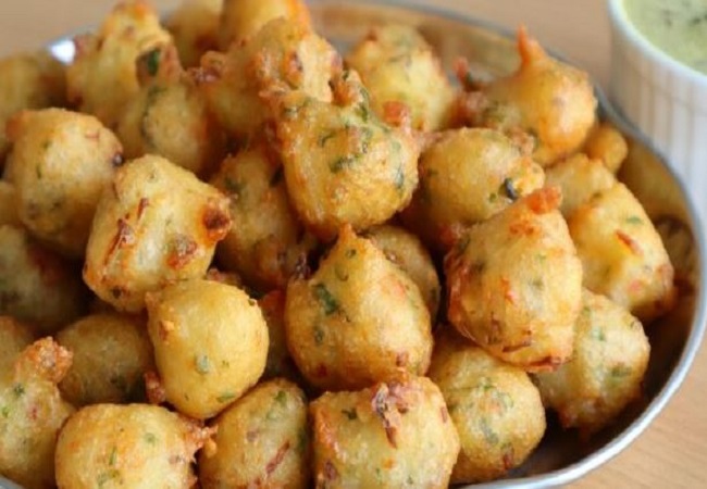 Chawal Ki Pakodi: आज ब्रेकफास्ट में ट्राई करें चावल के कुरकुरे पकौड़ी, गर्मा गर्म चाय के साथ लें स्वाद